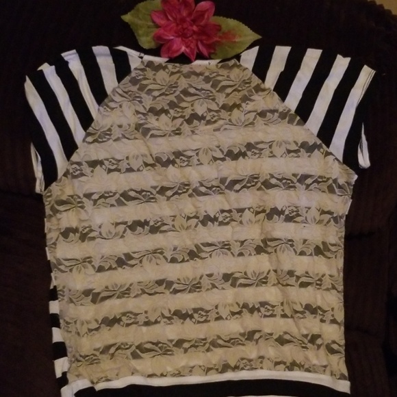 💕blk & white stripe shirt w/ lace back - Picture 2 of 3